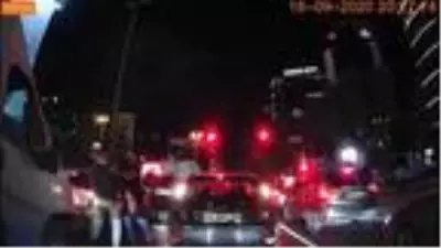 Öfkeli sürücü kırmızı ışıkta mendil satan kişiyi darp etti, o anlar kameraya yansıdı Öfkeli sürücü kırmızı ışıkta mendil satan kişiyi darp etti, o anlar kameraya yansıdı