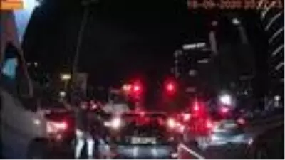 Öfkeli sürücü kırmızı ışıkta mendil satan kişiyi darp etti, o anlar kameraya yansıdı Öfkeli sürücü kırmızı ışıkta mendil satan kişiyi darp etti, o anlar kameraya yansıdı