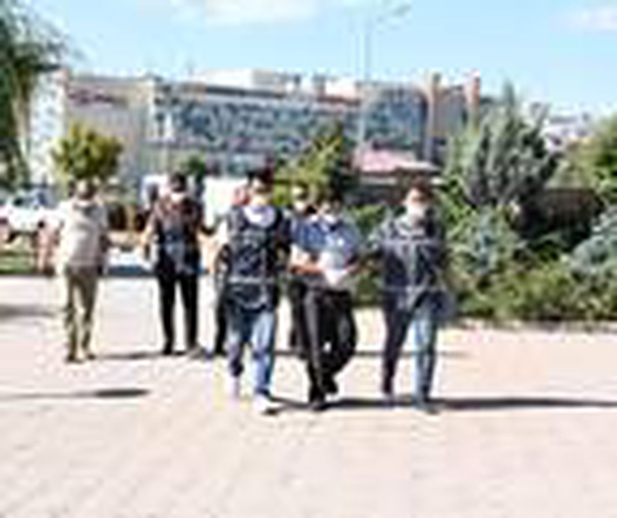 Sivas'ta kuyumculara sahte altın bilezik satan ikili, Tokat'ta yakalandı