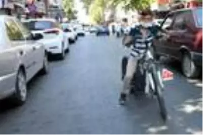 Sosyal medyadan etkilenen genç, bisikletine otomobil lastiği taktı Sosyal medyadan etkilenen genç, bisikletine otomobil lastiği taktı