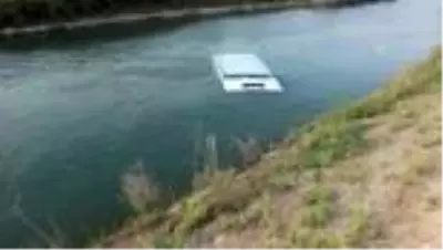 Sulama kanalına düşen araçtaki kişiyi çevredekiler kurtardı Sulama kanalına düşen araçtaki kişiyi çevredekiler kurtardı