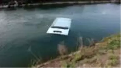 Sulama kanalına düşen araçtaki kişiyi çevredekiler kurtardı Sulama kanalına düşen araçtaki kişiyi çevredekiler kurtardı