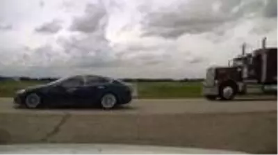 Kanadalı sürücü, oto-pilotta 150 km hızla giden arabada uyurken yakalandı Kanadalı sürücü, oto-pilotta 150 km hızla giden arabada uyurken yakalandı