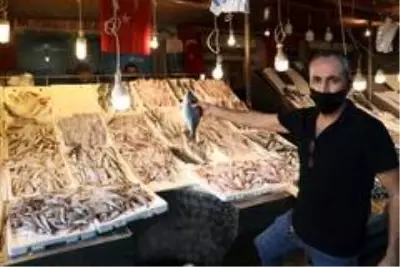 Tezgahlar balıkla doldu taştı, fiyatlar yarı yarıya düştü Tezgahlar balıkla doldu taştı, fiyatlar yarı yarıya düştü