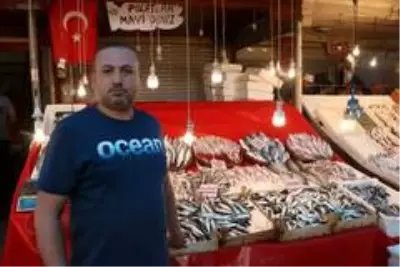 Tezgahlar balıkla doldu taştı, fiyatlar yarı yarıya düştü Tezgahlar balıkla doldu taştı, fiyatlar yarı yarıya düştü