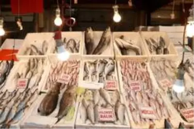 Tezgahlar balıkla doldu taştı, fiyatlar yarı yarıya düştü Tezgahlar balıkla doldu taştı, fiyatlar yarı yarıya düştü