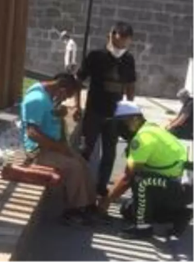 Son Dakika: Trafik polisinden örnek davranış Son Dakika: Trafik polisinden örnek davranış