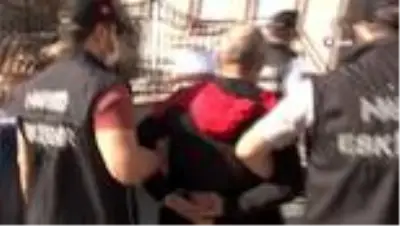Son dakika haber... Uyuşturucu operasyonunda yakalanan şahıstan gazeteciye tepki: 'Çakallık yapma' Son dakika haber... Uyuşturucu operasyonunda yakalanan şahıstan gazeteciye tepki: 'Çakallık yapma'
