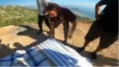 Yamaç paraşütüne bağlanan yatağa gökyüzünde uzandı Yamaç paraşütüne bağlanan yatağa gökyüzünde uzandı