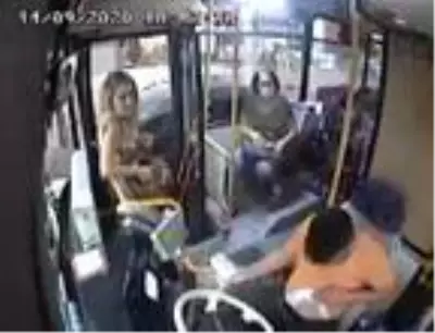 Yanlış park uyarısı yapan otobüs şoförüne darp kamerada Yanlış park uyarısı yapan otobüs şoförüne darp kamerada