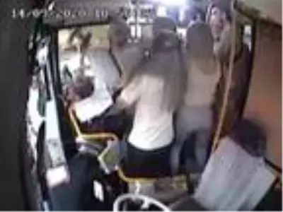 Yanlış park uyarısı yapan otobüs şoförüne darp kamerada Yanlış park uyarısı yapan otobüs şoförüne darp kamerada