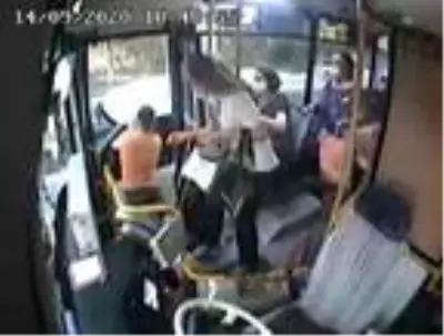 Yanlış park uyarısı yapan otobüs şoförüne darp kamerada Yanlış park uyarısı yapan otobüs şoförüne darp kamerada