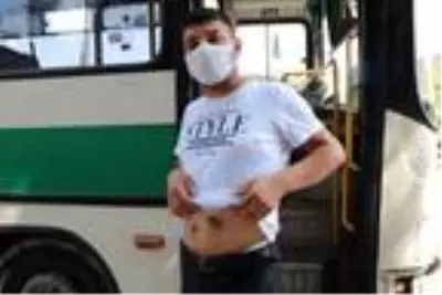 Yanlış park uyarısı yapan otobüs şoförüne darp kamerada Yanlış park uyarısı yapan otobüs şoförüne darp kamerada