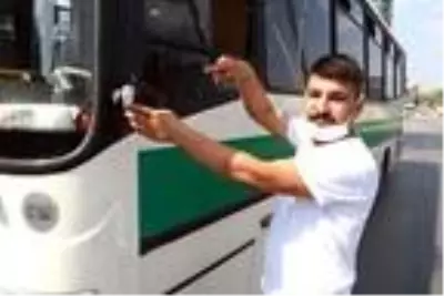 Yanlış park uyarısı yapan otobüs şoförüne darp kamerada Yanlış park uyarısı yapan otobüs şoförüne darp kamerada