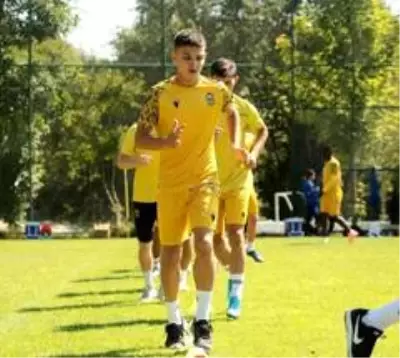 Yeni Malatyaspor'da genç Burak Efe ile profesyonel sözleşme imzalandı Yeni Malatyaspor'da genç Burak Efe ile profesyonel sözleşme imzalandı