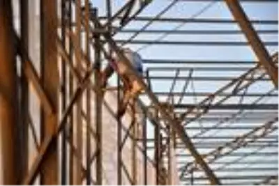 Yüksek gerilim hattına temas eden işçi, akıma kapılarak yaşamını yitirdi Yüksek gerilim hattına temas eden işçi, akıma kapılarak yaşamını yitirdi