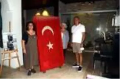 Avustralyalı askerin evine götürdüğü 100 yıllık Türk bayrağı vatana döndü Avustralyalı askerin evine götürdüğü 100 yıllık Türk bayrağı vatana döndü