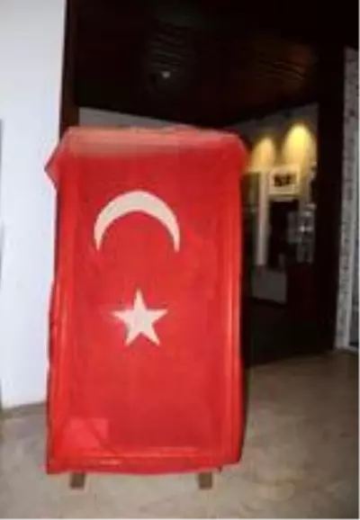 Avustralyalı askerin evine götürdüğü 100 yıllık Türk bayrağı vatana döndü Avustralyalı askerin evine götürdüğü 100 yıllık Türk bayrağı vatana döndü