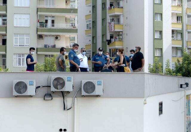 11'inci kattaki evinin penceresini silerken düşen kadın öldü