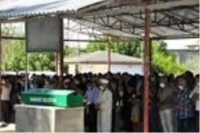 Belindeki yağ bezesini aldıran 2 çocuk annesi kadın hayatını kaybetti Belindeki yağ bezesini aldıran 2 çocuk annesi kadın hayatını kaybetti