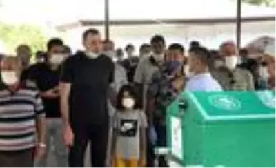 Belindeki yağ bezesini aldıran 2 çocuk annesi kadın hayatını kaybetti Belindeki yağ bezesini aldıran 2 çocuk annesi kadın hayatını kaybetti
