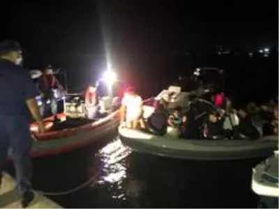 30 düzensiz göçmeni Kıbrıs'a götürmeye çalışan insan taciri tutuklandı 30 düzensiz göçmeni Kıbrıs'a götürmeye çalışan insan taciri tutuklandı
