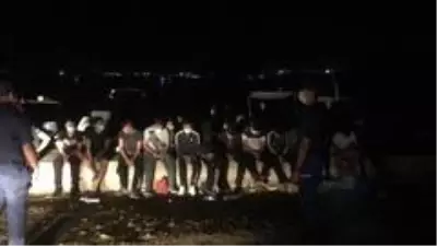 30 düzensiz göçmeni Kıbrıs'a götürmeye çalışan insan taciri tutuklandı 30 düzensiz göçmeni Kıbrıs'a götürmeye çalışan insan taciri tutuklandı