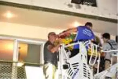 5'inci kattan 1'inci kattaki iş yerinin tentesine düştü, yaralı kurtuldu 5'inci kattan 1'inci kattaki iş yerinin tentesine düştü, yaralı kurtuldu