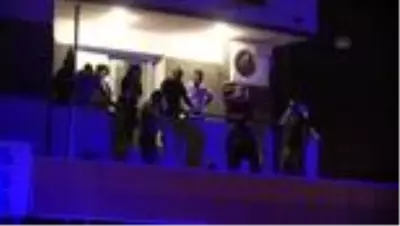 5. kattan düştüğü iddia edilen kişiyi itfaiye ekipleri kurtardı 5. kattan düştüğü iddia edilen kişiyi itfaiye ekipleri kurtardı