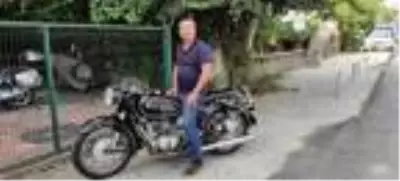 80 yıllık hurda motosikletleri tamir edip, yeniden kullanıma sunuyor 80 yıllık hurda motosikletleri tamir edip, yeniden kullanıma sunuyor