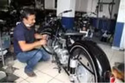 80 yıllık hurda motosikletleri tamir edip, yeniden kullanıma sunuyor 80 yıllık hurda motosikletleri tamir edip, yeniden kullanıma sunuyor