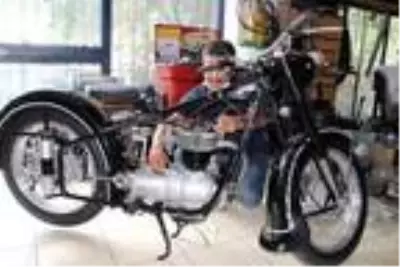 80 yıllık hurda motosikletleri tamir edip, yeniden kullanıma sunuyor 80 yıllık hurda motosikletleri tamir edip, yeniden kullanıma sunuyor