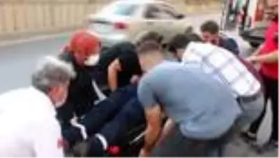 Adana'da otomobil ile çarpışan motosikletin sürücüsü yaralandı Adana'da otomobil ile çarpışan motosikletin sürücüsü yaralandı