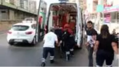 Adana'da otomobil ile çarpışan motosikletin sürücüsü yaralandı Adana'da otomobil ile çarpışan motosikletin sürücüsü yaralandı