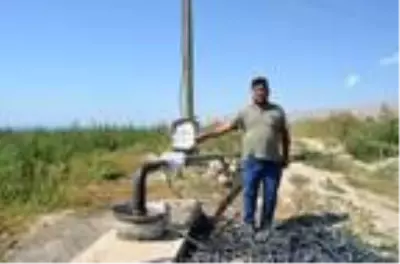 Ağaçtan yapılan çatal çubukla 'su' arıyor Ağaçtan yapılan çatal çubukla 'su' arıyor