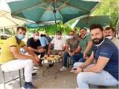 Ağaçtan yapılan çatal çubukla 'su' arıyor Ağaçtan yapılan çatal çubukla 'su' arıyor