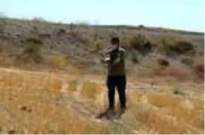 Ağaçtan yapılan çatal çubukla 'su' arıyor Ağaçtan yapılan çatal çubukla 'su' arıyor