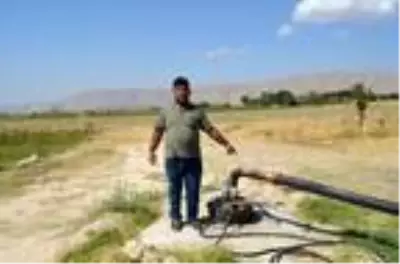 Ağaçtan yapılan çatal çubukla 'su' arıyor Ağaçtan yapılan çatal çubukla 'su' arıyor