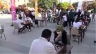 Aksaray'da 'sokakta satranç var' etkinliği Aksaray'da 'sokakta satranç var' etkinliği