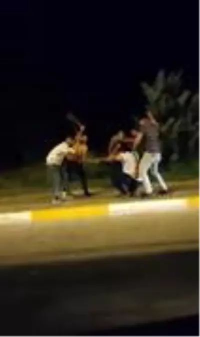 Yol verme kavgasında sopa ve demir çubuklarla birbirlerine girdiler! O anlar kamerada Yol verme kavgasında sopa ve demir çubuklarla birbirlerine girdiler! O anlar kamerada