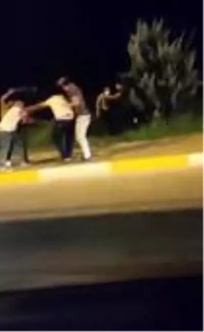 Yol verme kavgasında sopa ve demir çubuklarla birbirlerine girdiler! O anlar kamerada Yol verme kavgasında sopa ve demir çubuklarla birbirlerine girdiler! O anlar kamerada