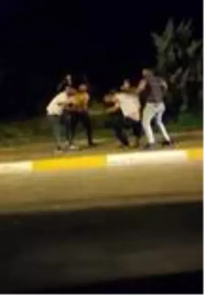 Yol verme kavgasında sopa ve demir çubuklarla birbirlerine girdiler! O anlar kamerada Yol verme kavgasında sopa ve demir çubuklarla birbirlerine girdiler! O anlar kamerada