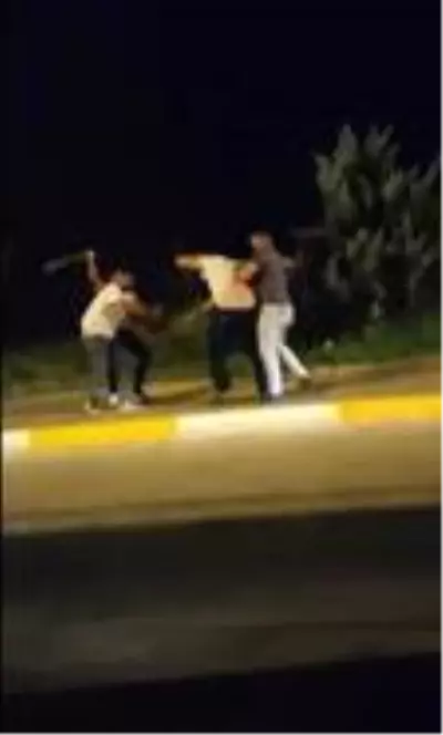 Yol verme kavgasında sopa ve demir çubuklarla birbirlerine girdiler! O anlar kamerada Yol verme kavgasında sopa ve demir çubuklarla birbirlerine girdiler! O anlar kamerada