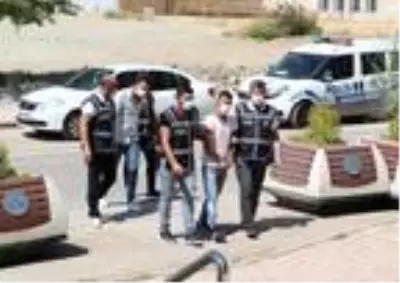 Arkadaşlarıyla birlikte eski patronuna saldırıp, iş yerine zarar verdi Arkadaşlarıyla birlikte eski patronuna saldırıp, iş yerine zarar verdi