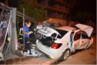 Aşırı süratli iki araç çarpıştı 6 yaralı Aşırı süratli iki araç çarpıştı 6 yaralı