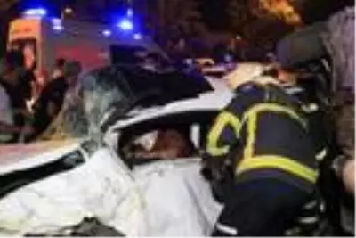 Aşırı süratli iki araç çarpıştı 6 yaralı Aşırı süratli iki araç çarpıştı 6 yaralı