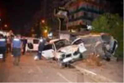 Aşırı süratli iki araç çarpıştı 6 yaralı Aşırı süratli iki araç çarpıştı 6 yaralı