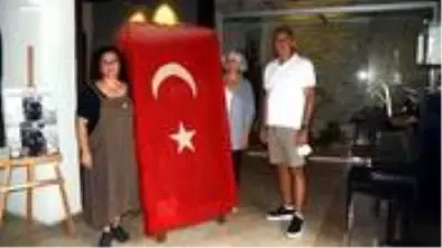 Avustralyalı askerin evine götürdüğü 100 yıllık Türk bayrağı vatana döndü Avustralyalı askerin evine götürdüğü 100 yıllık Türk bayrağı vatana döndü