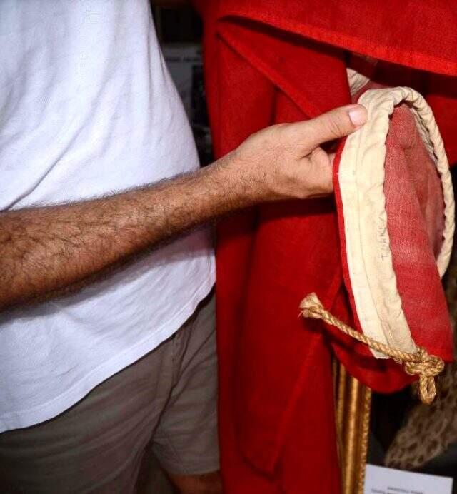 Avustralyalı askerin evine götürdüğü 100 yıllık Türk bayrağı vatana döndü Avustralyalı askerin evine götürdüğü 100 yıllık Türk bayrağı vatana döndü