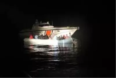 Ayvalık'ta 32 düzensiz göçmen kurtarılırken 1 organizatör zanlısı yakalandı Ayvalık'ta 32 düzensiz göçmen kurtarılırken 1 organizatör zanlısı yakalandı